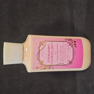 Bath & Body Works - STRAWBERRY SNOWFLAKES  Body Lotion
